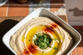 Creamy White Bean Hummus with Garlic: A Flavorful Twist